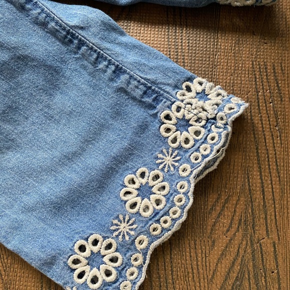 💝3/$15💝 H&M embroidered jeans - Picture 2 of 3
